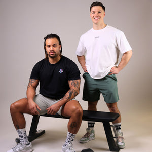 Zwei Männer in der Grünen und Grauen Lifters Gym Shorts
