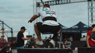 Crossfit Athlet macht Box Jumps im Lifters Trainingsoutfit