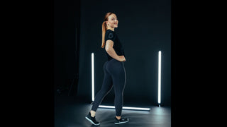 Drei Frauen tragen die Sport Leggings von Lifters in Purple, Mint Grün und Schwarz und sitzen Outdoor 