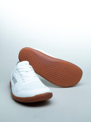 The minimalist design allows you to feel the ground more intensely, giving you more stability and more efficient power transfer when lifting.