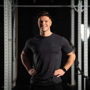 Mann in Lifters Original Fitness T-Shirt lächelt
