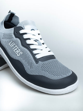 Die breite Zehenbox (Wide Toe Box) erlaubt es deinen Zehen, sich frei zu bewegen, fördert eine gesunde Fußstellung und reduziert Druckstellen.