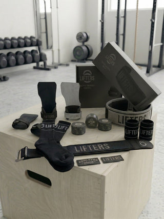 Das komplette Lifters Gear Bundle für Crossfitter liegt auf einer Plyobox in einer Crossfit Box