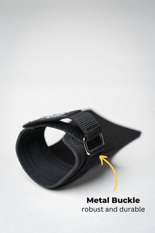 Die hochwertige Metallschnalle macht deine Grips besonders strapazierfähig und langlebig.